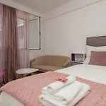 Cozy Apartment In Makarska With Jacuzzi
