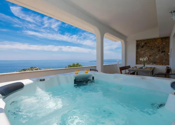 Cozy Apartment In Makarska With Jacuzzi